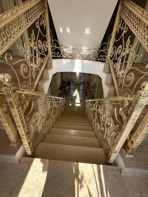 Satılır 6 otaqlı həyət evi 750 m²