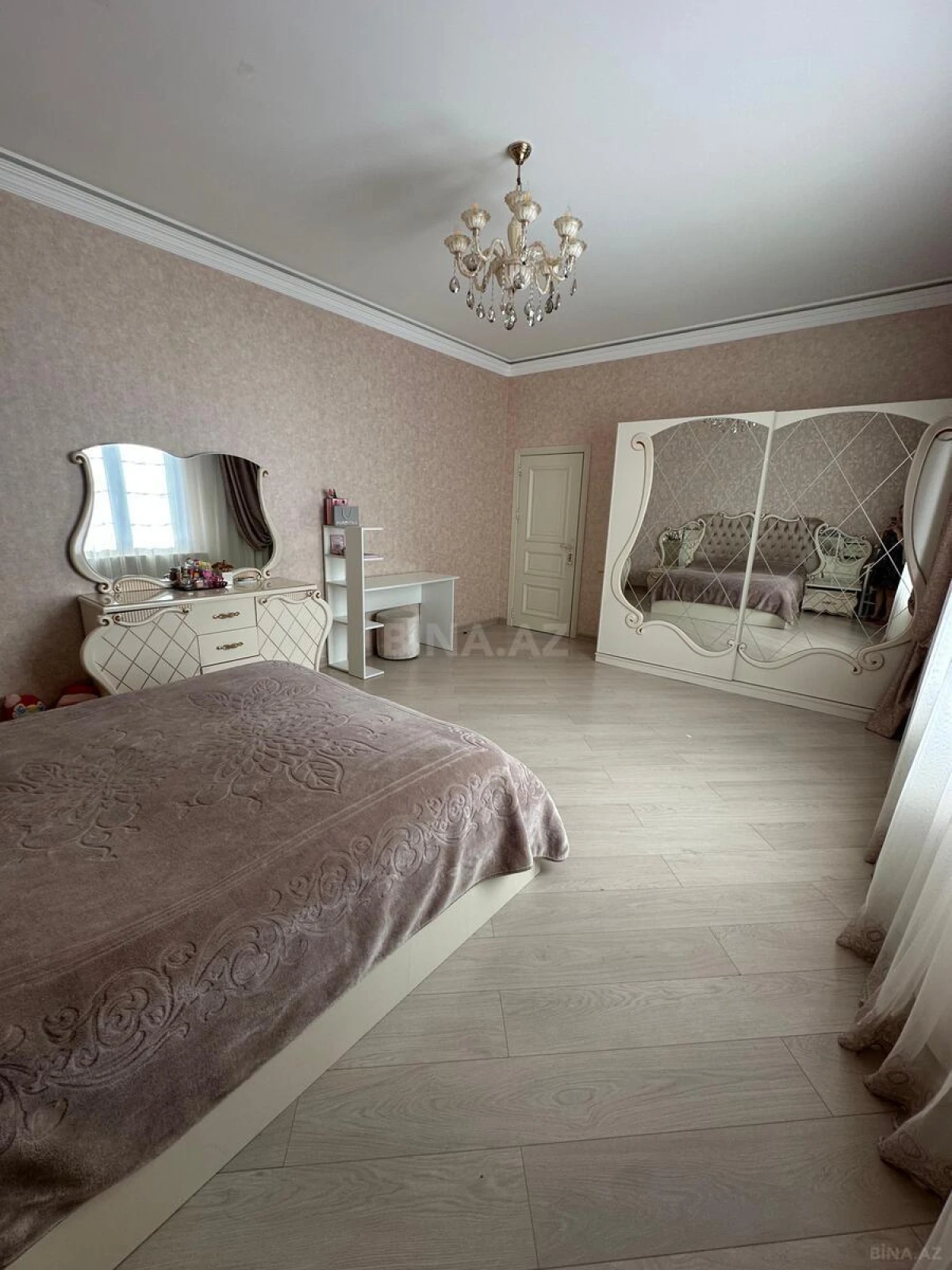 Satılır 6 otaqlı həyət evi 750 m²