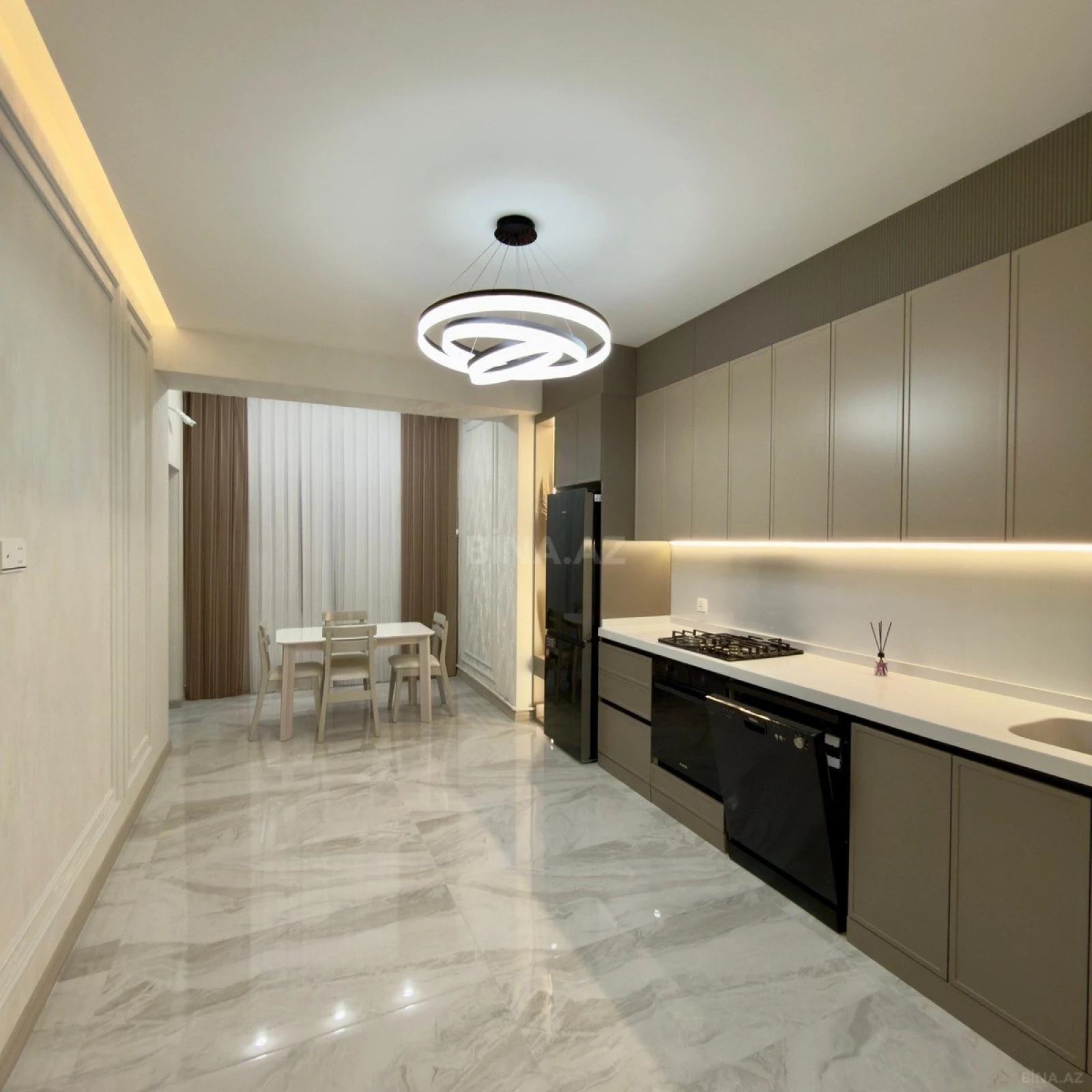 Satılır 3 otaqlı mənzil 140 m²