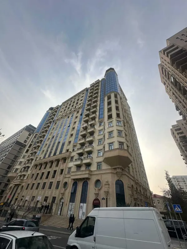 Satılır 4 otaqlı mənzil 242 m²