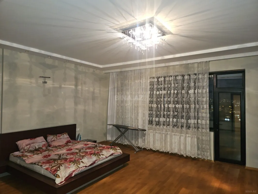 Satılır 4 otaqlı mənzil 209 m²
