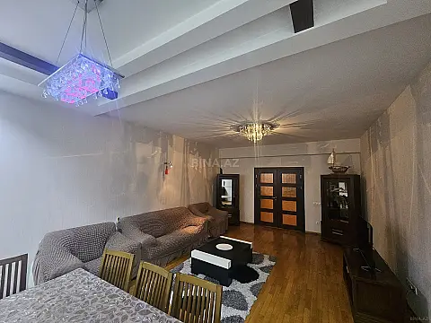 Satılır 4 otaqlı mənzil 209 m²