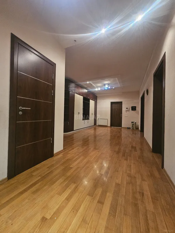 Satılır 4 otaqlı mənzil 209 m²