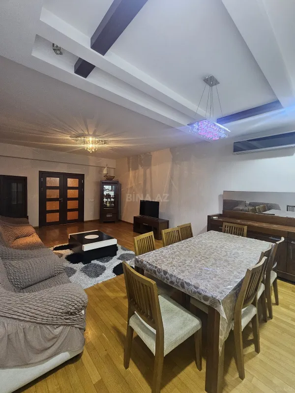 Satılır 4 otaqlı mənzil 209 m²