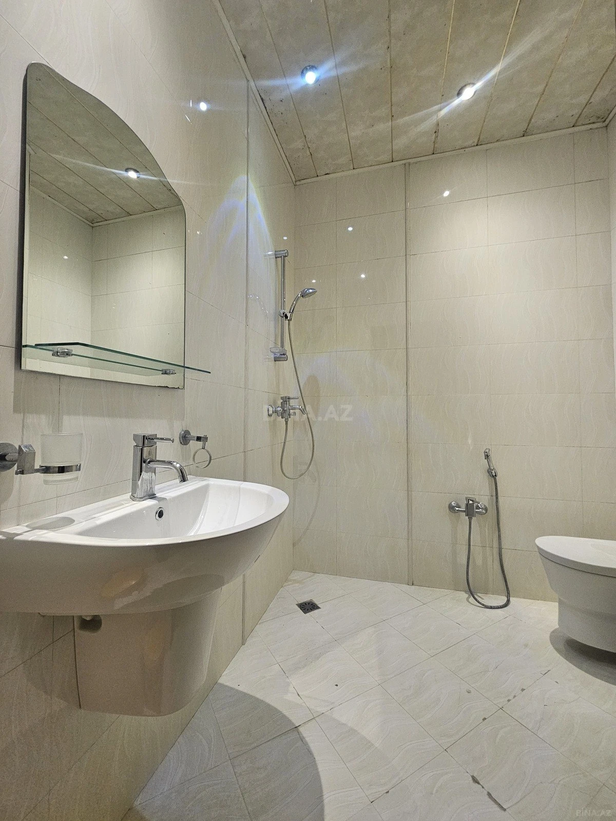 Satılır 4 otaqlı mənzil 209 m²