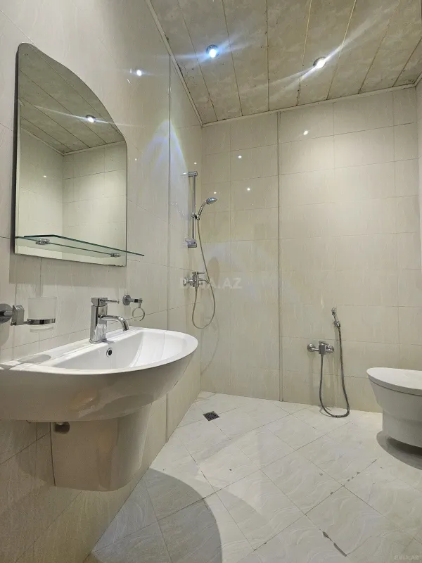 Satılır 4 otaqlı mənzil 209 m²