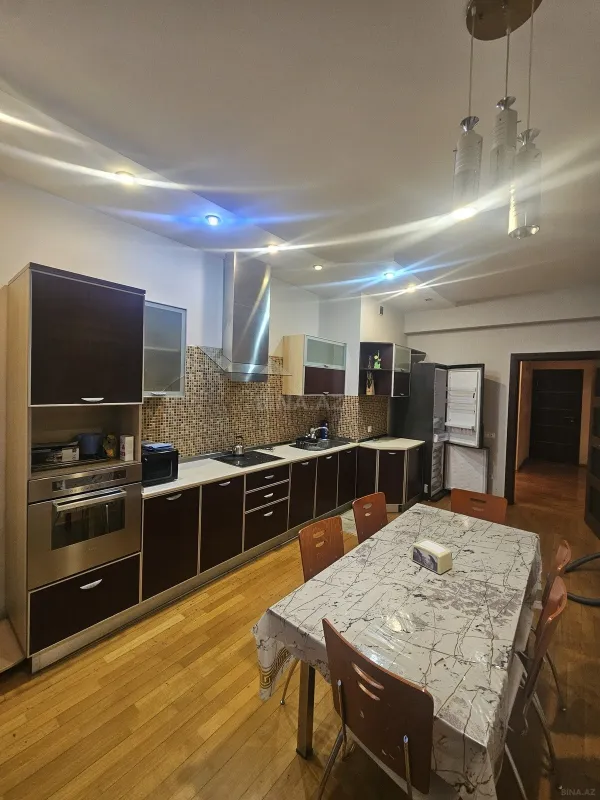 Satılır 4 otaqlı mənzil 209 m²