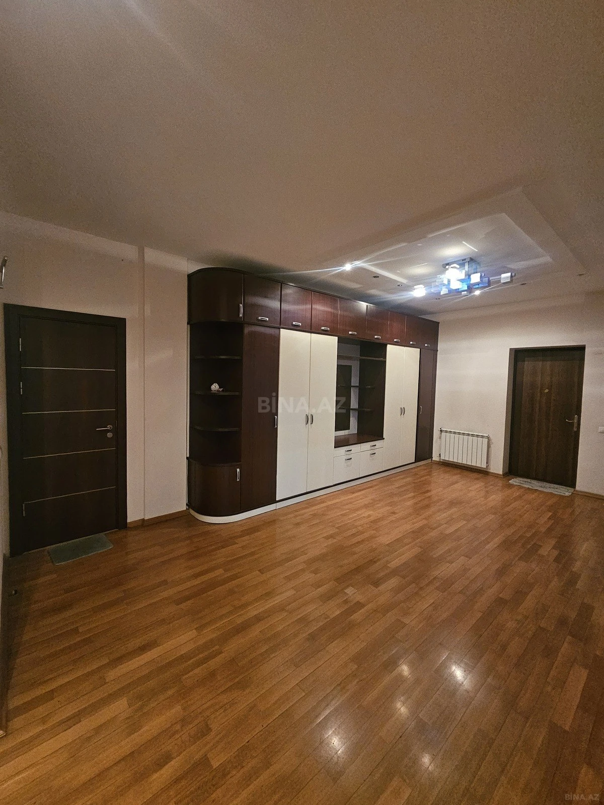 Satılır 4 otaqlı mənzil 209 m²