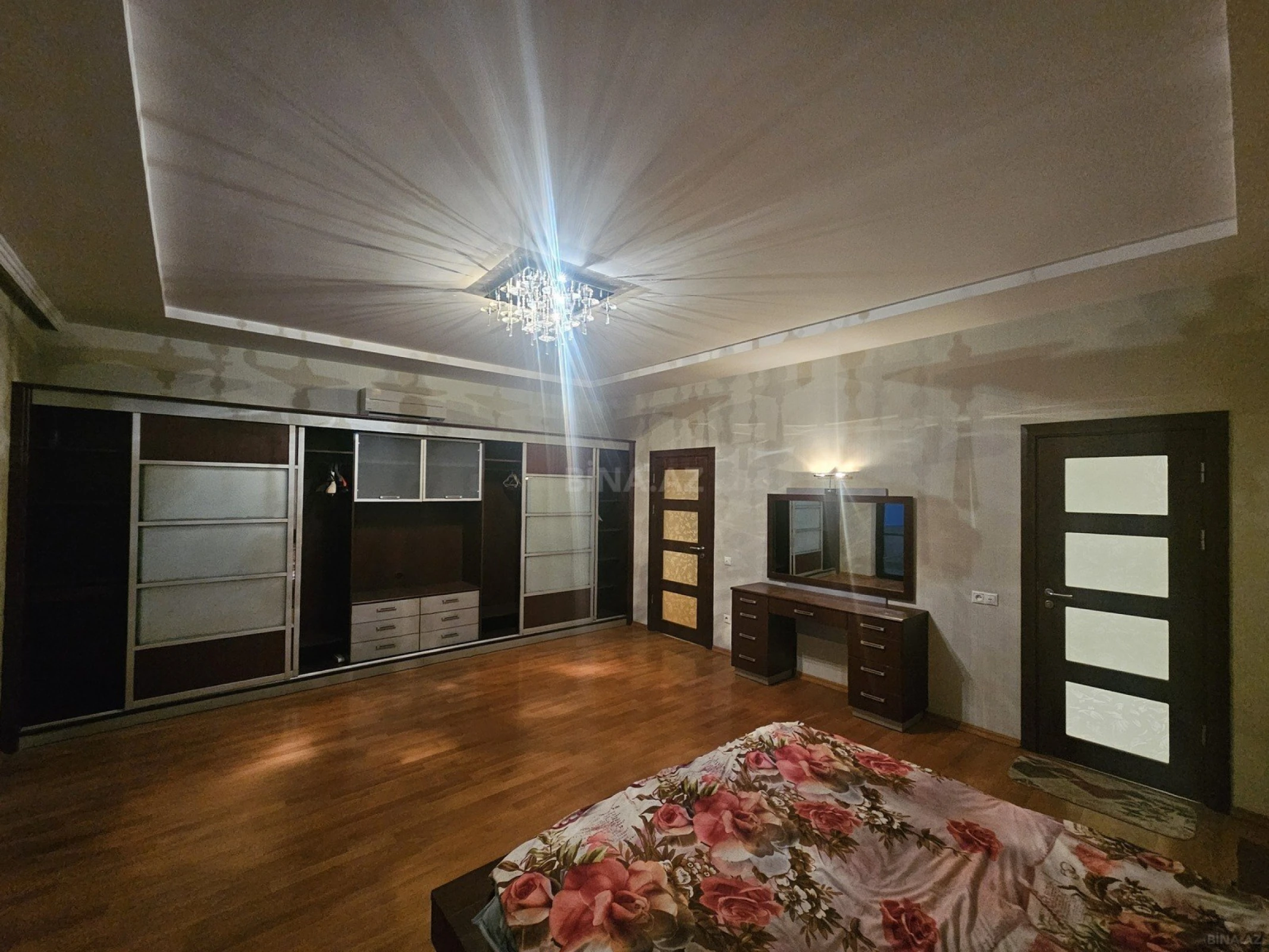 Satılır 4 otaqlı mənzil 209 m²