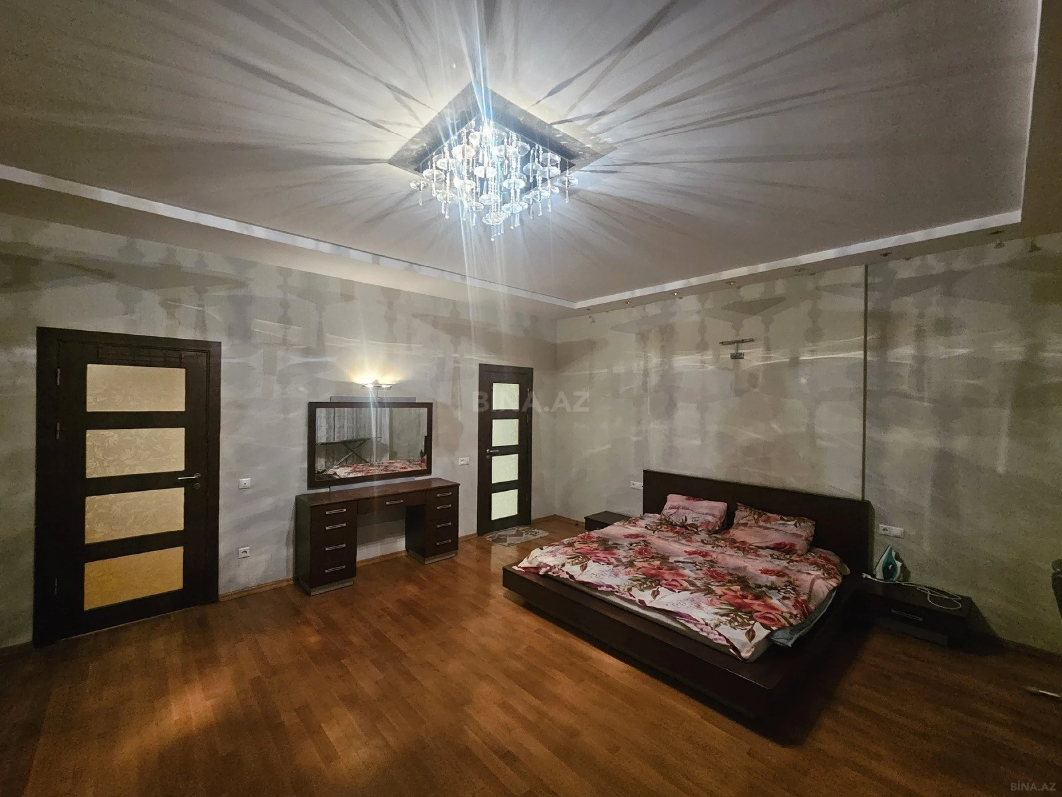 Satılır 4 otaqlı mənzil 209 m²