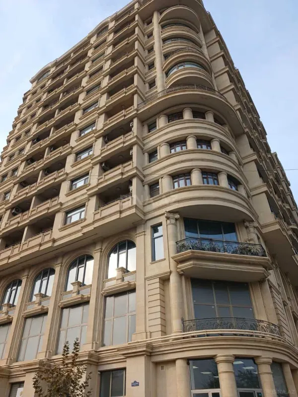 Satılır 4 otaqlı mənzil 200 m²