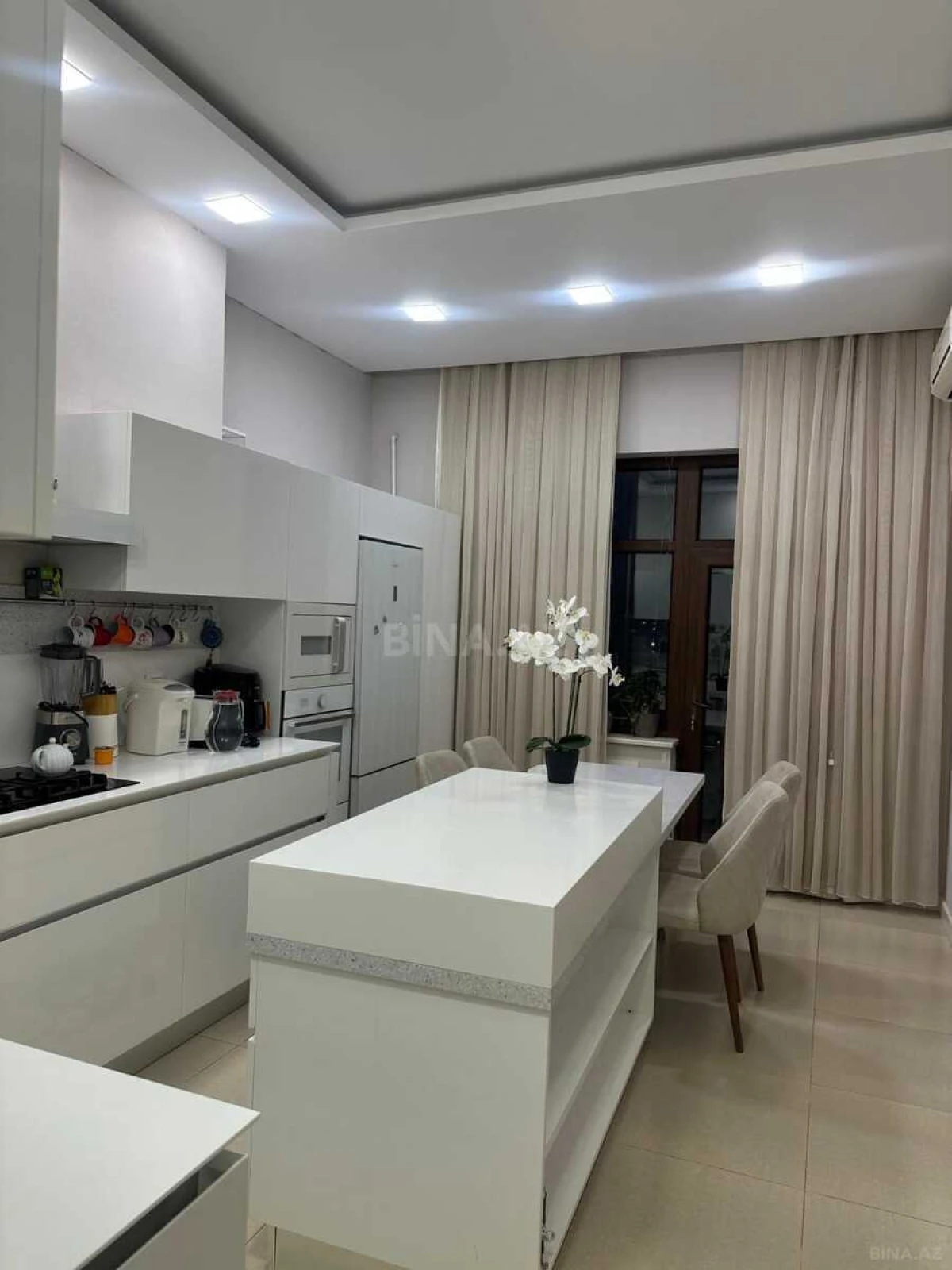 Satılır 4 otaqlı mənzil 200 m²