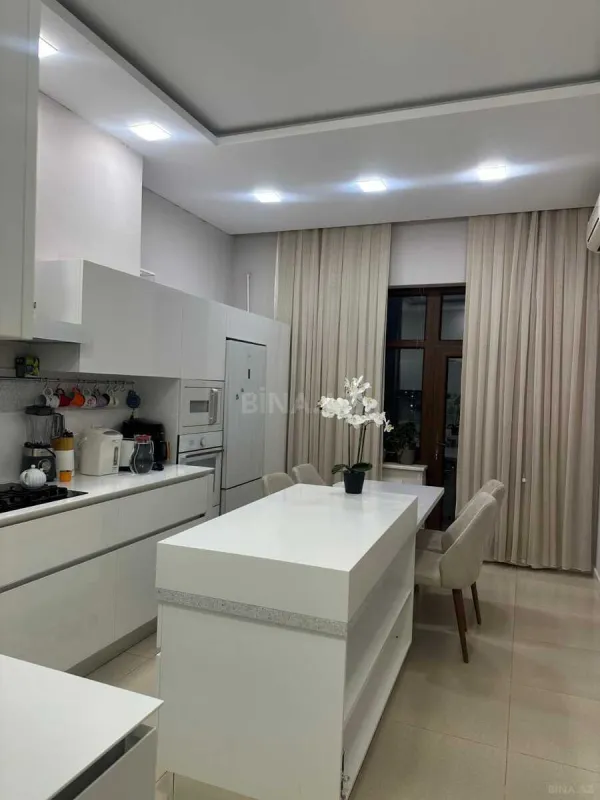 Satılır 4 otaqlı mənzil 200 m²