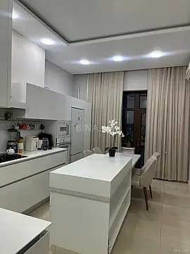 Satılır 4 otaqlı mənzil 200 m²