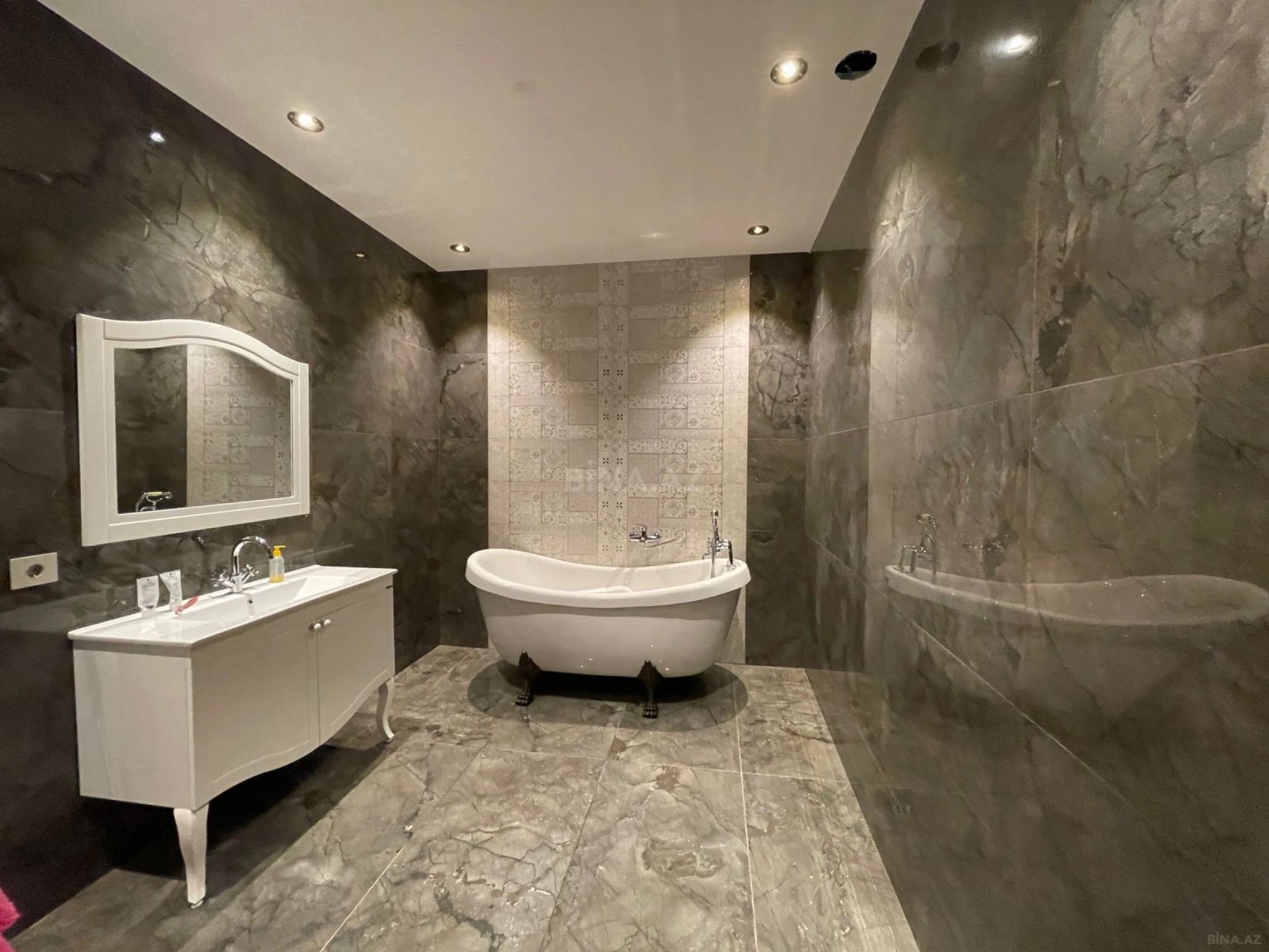 Satılır 7 otaqlı həyət evi 550 m²