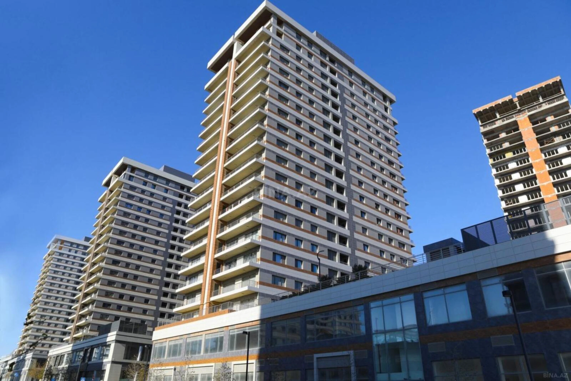 Satılır 4 otaqlı mənzil 185 m²