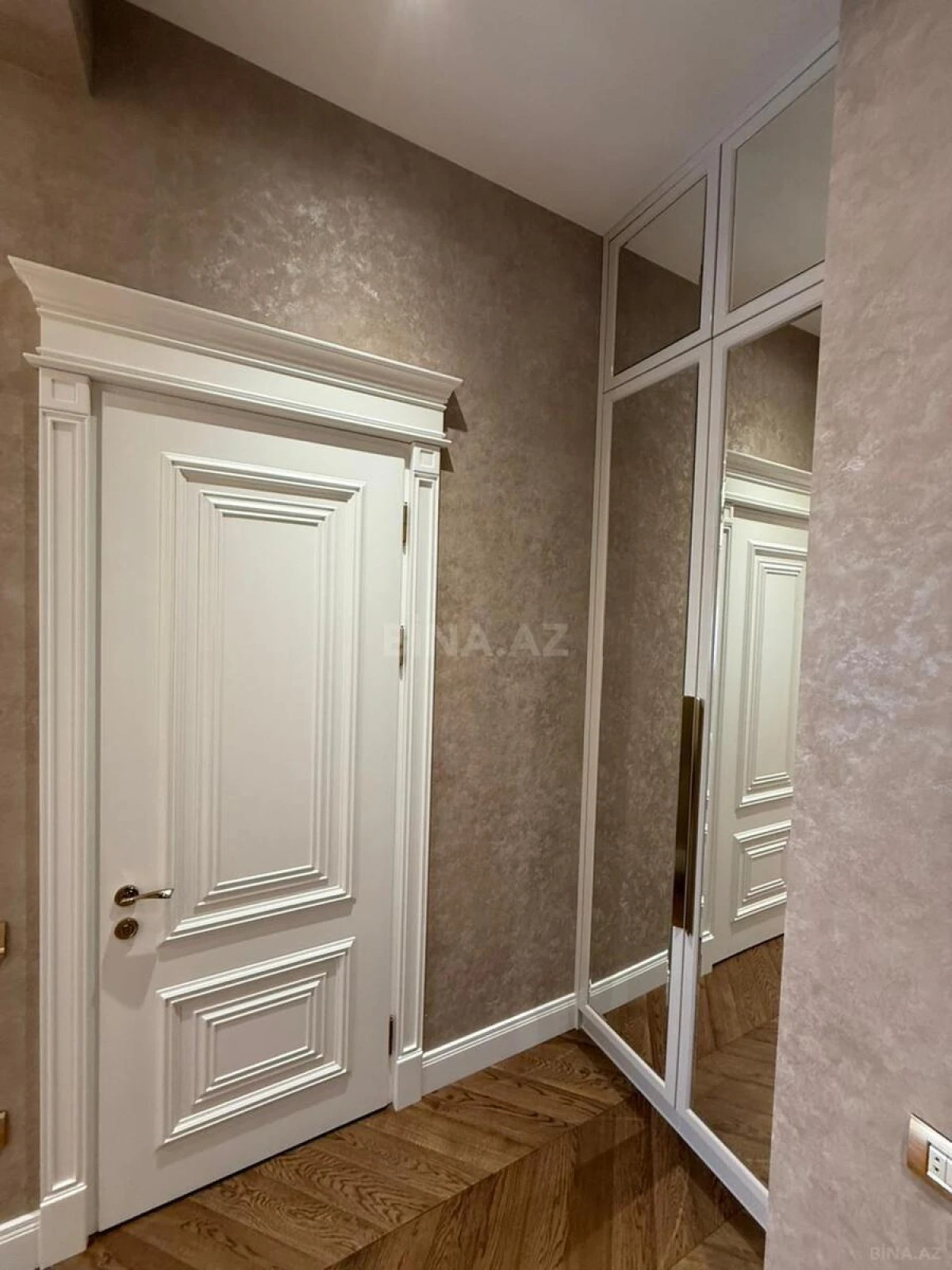 Satılır 4 otaqlı mənzil 185 m²