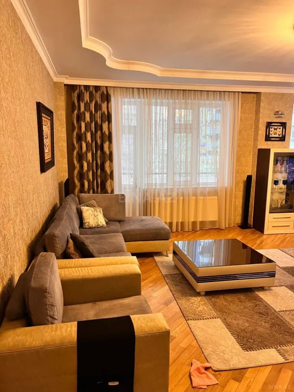 Satılır 4 otaqlı mənzil 203 m²