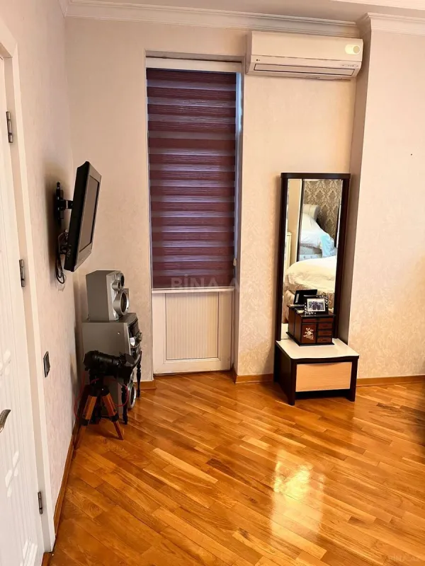 Satılır 4 otaqlı mənzil 203 m²