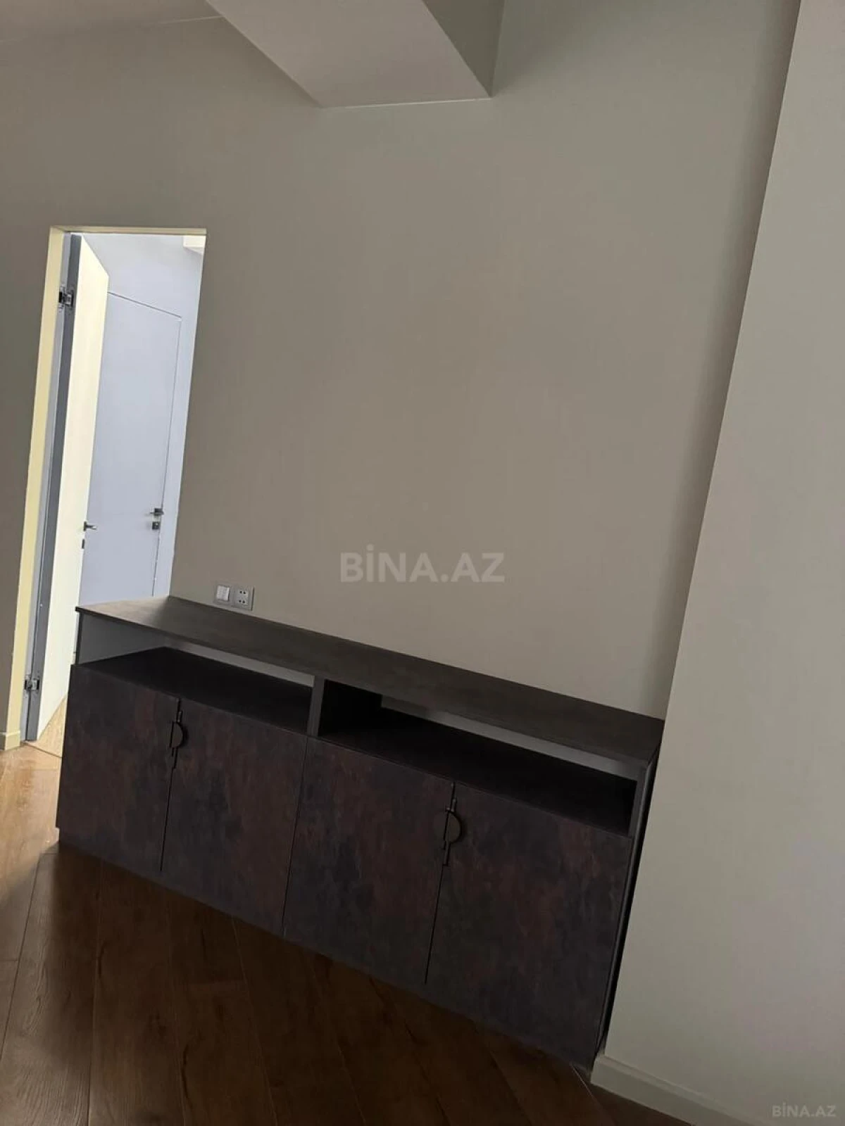Kirayə verilir 4 otaqlı mənzil 200 m²
