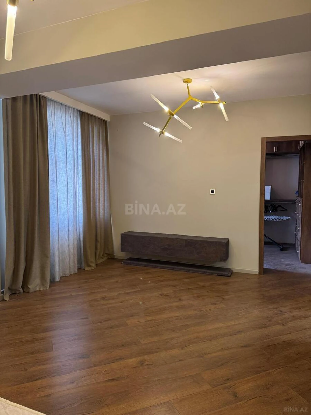 Kirayə verilir 4 otaqlı mənzil 200 m²
