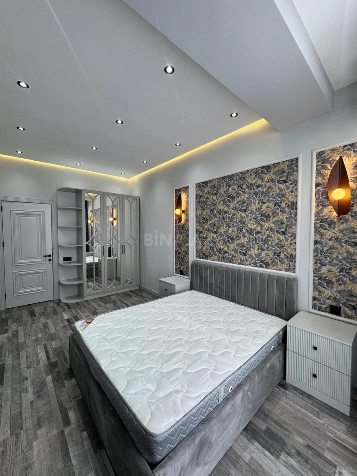 Satılır 4 otaqlı mənzil 131 m²