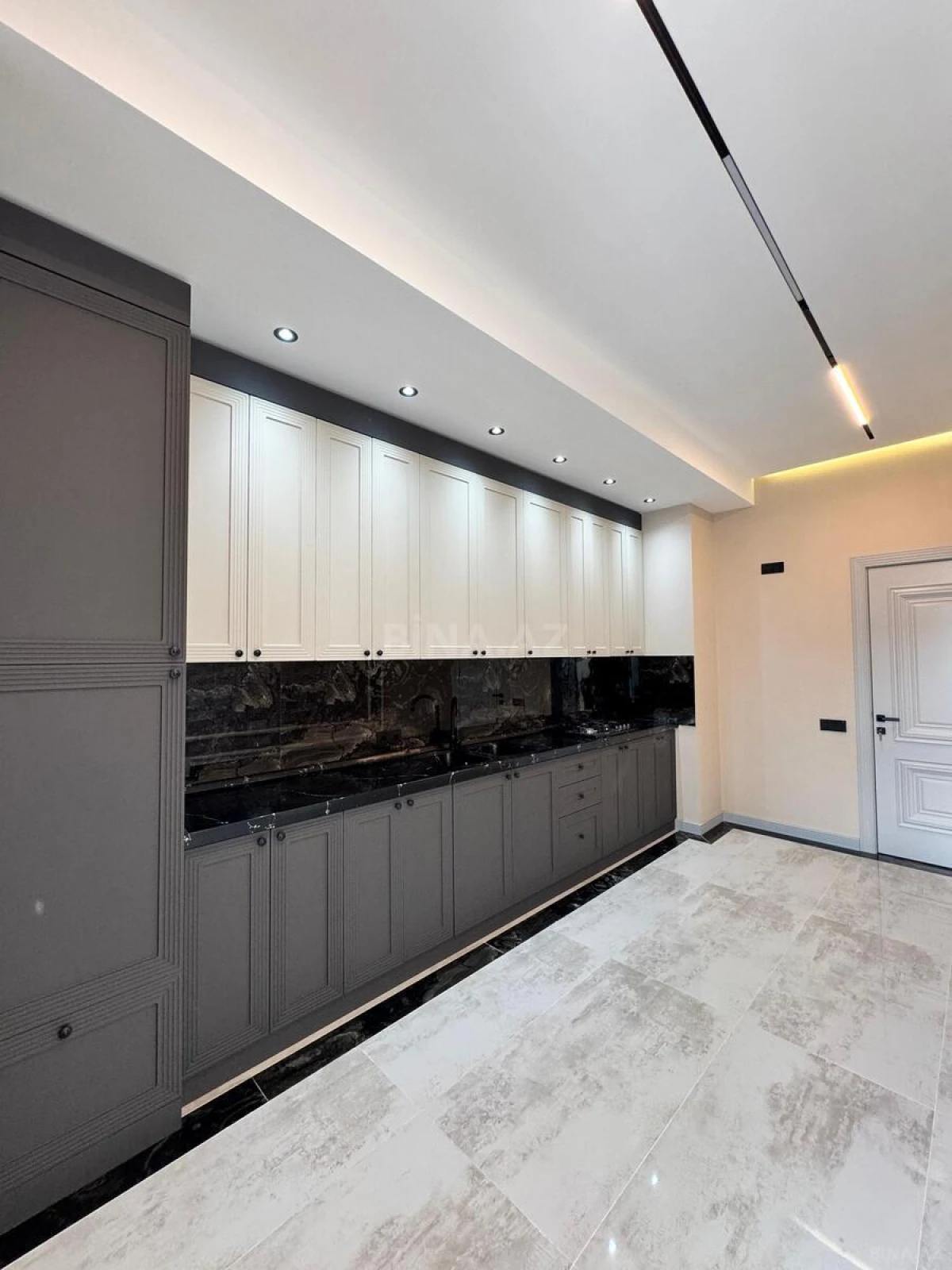 Satılır 4 otaqlı mənzil 131 m²