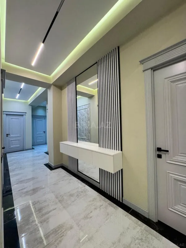 Satılır 4 otaqlı mənzil 131 m²