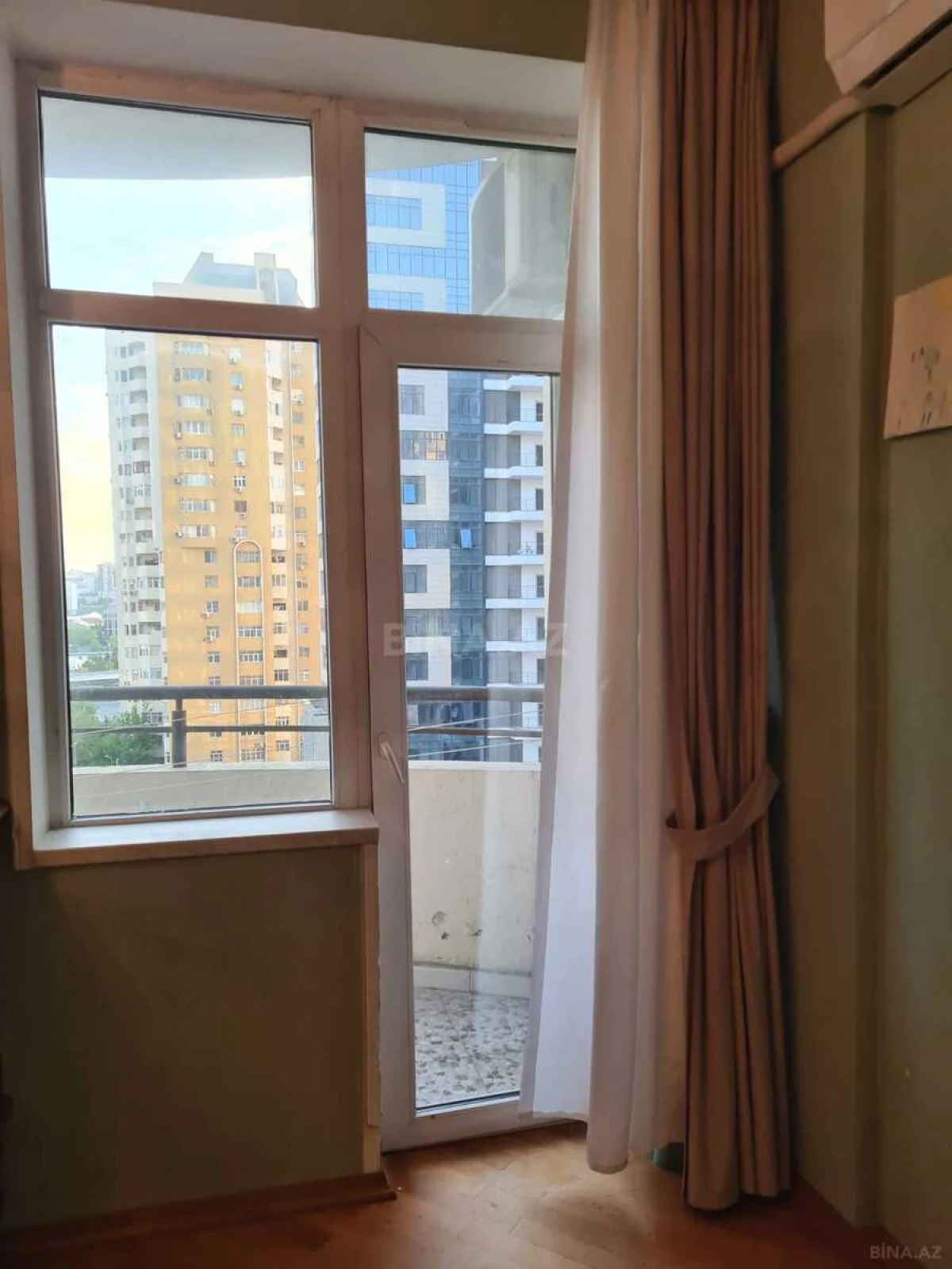 Satılır 4 otaqlı mənzil 160 m²