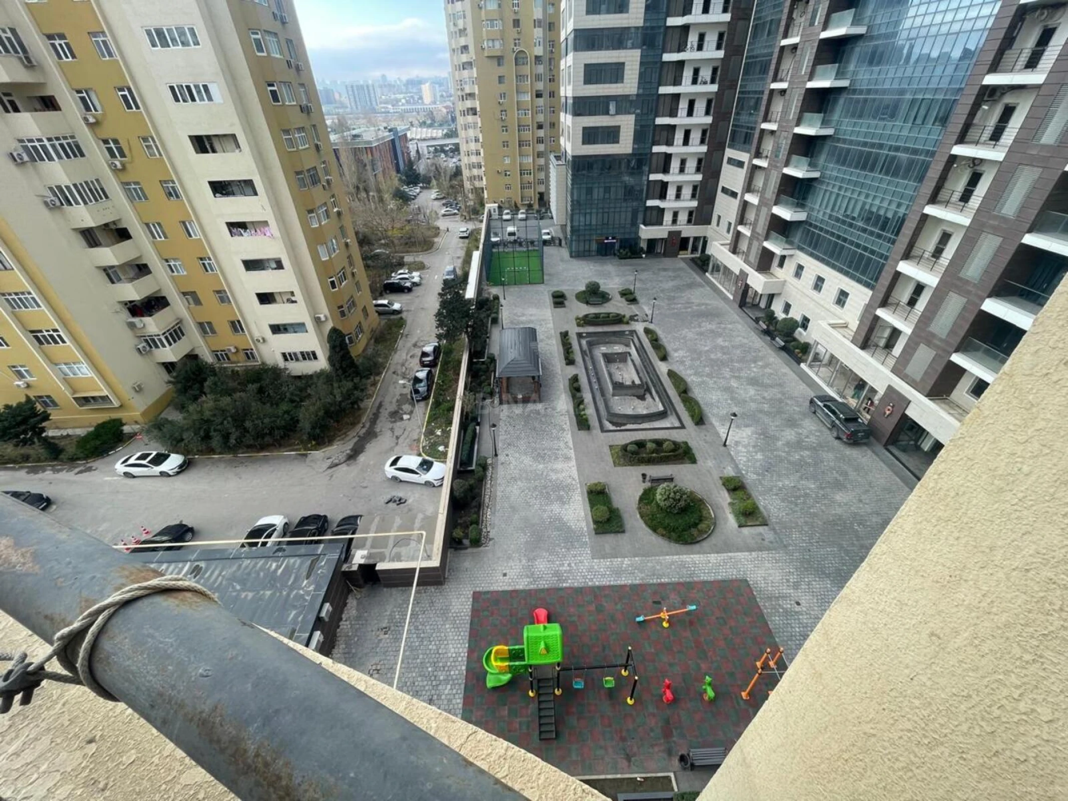Satılır 4 otaqlı mənzil 160 m²