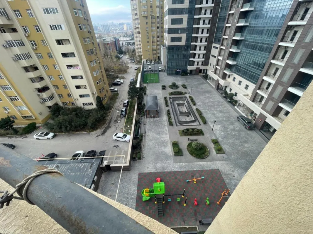 Satılır 4 otaqlı mənzil 160 m²