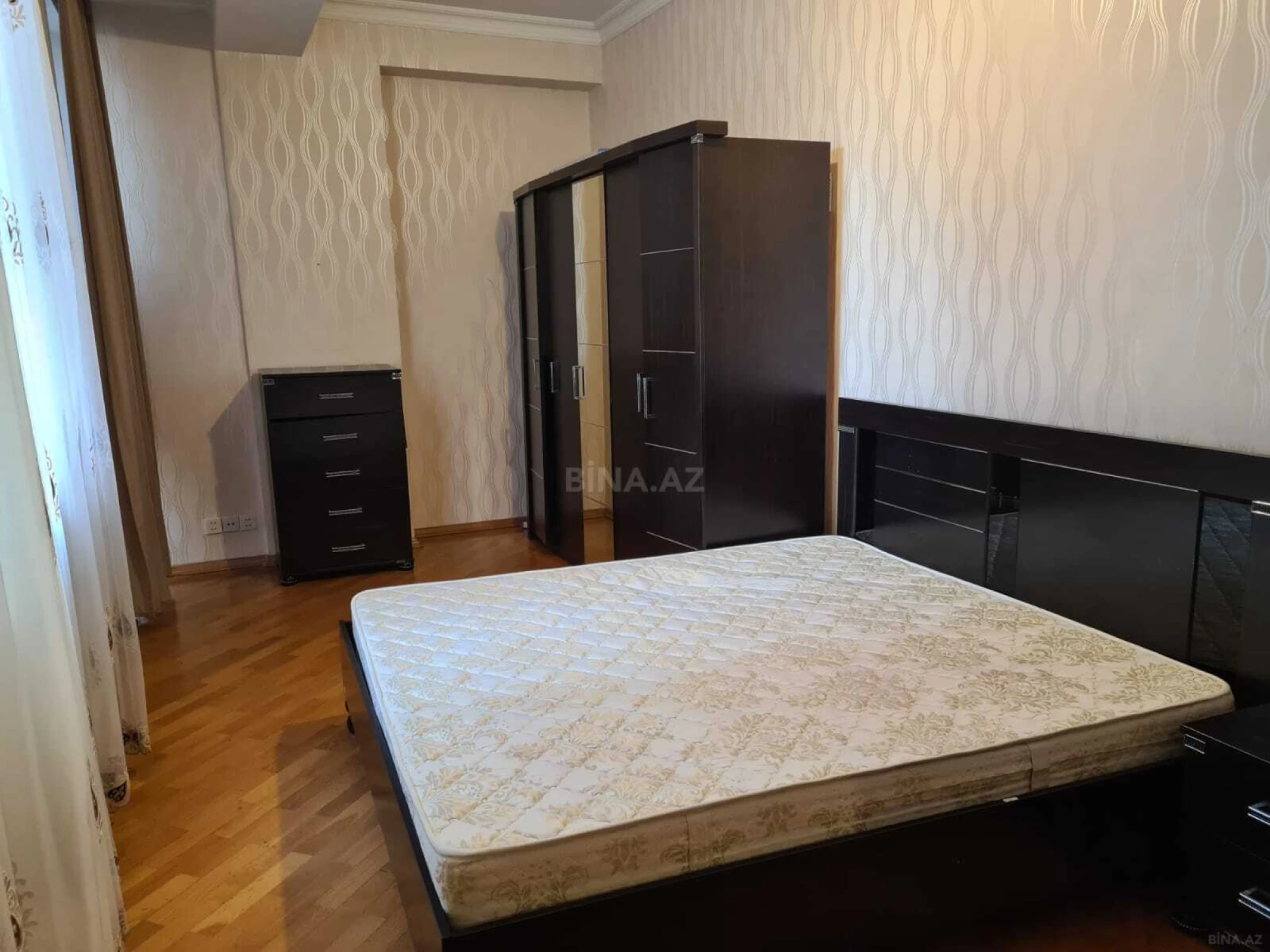 Satılır 4 otaqlı mənzil 160 m²