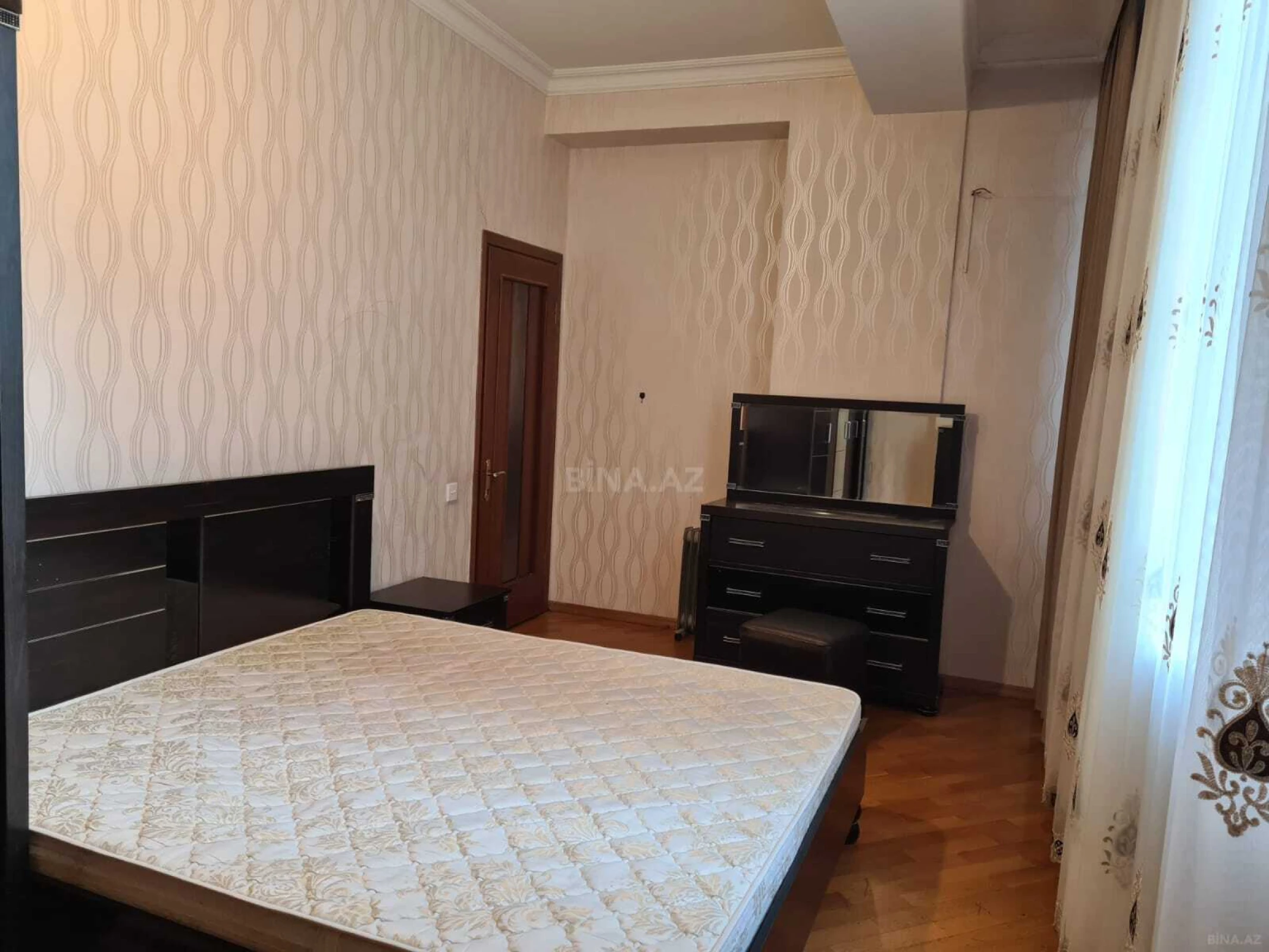 Satılır 4 otaqlı mənzil 160 m²