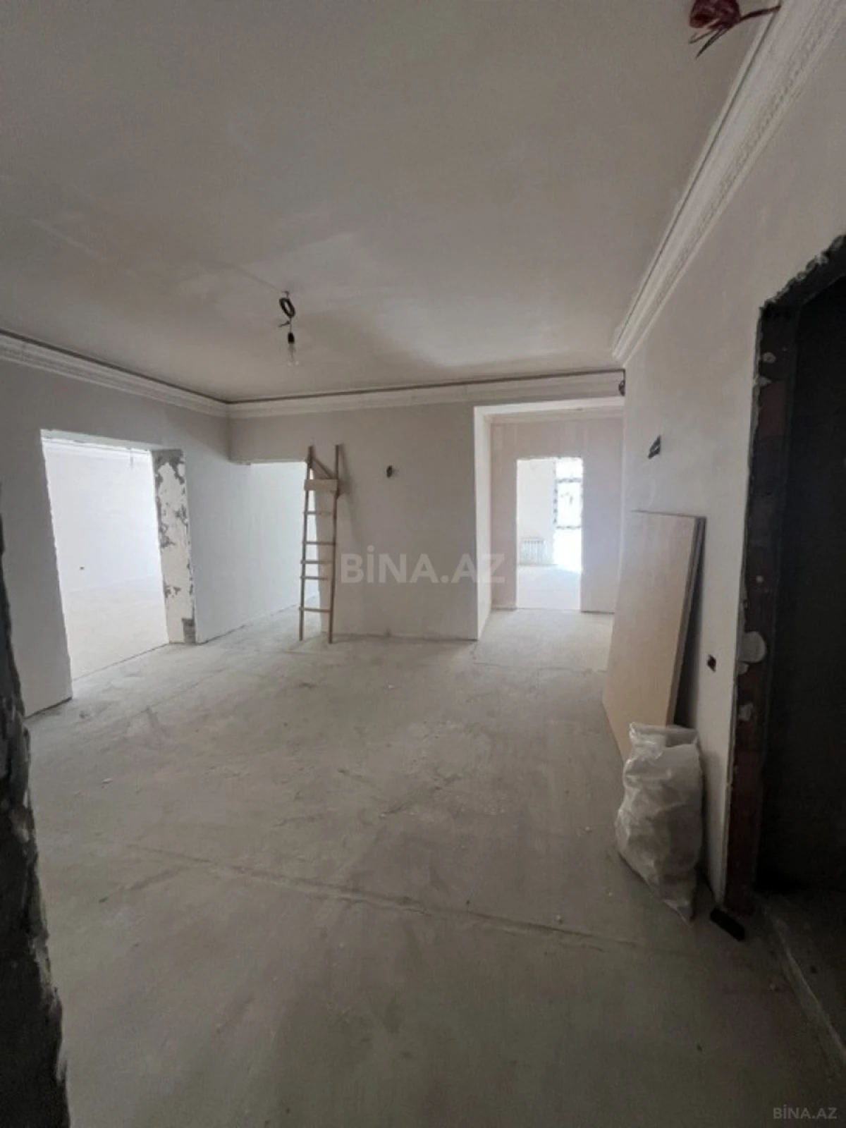 Satılır 4 otaqlı mənzil 200 m²