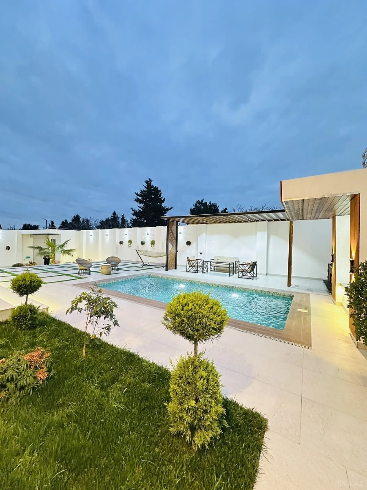 Satılır 5 otaqlı həyət evi 300 m²