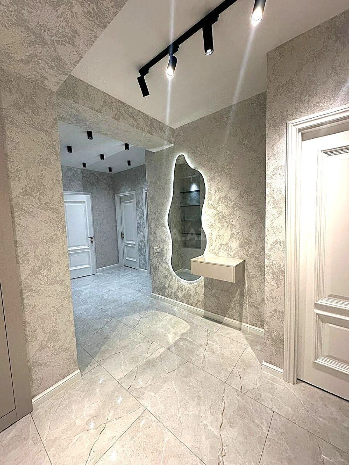 Satılır 3 otaqlı mənzil 125 m²