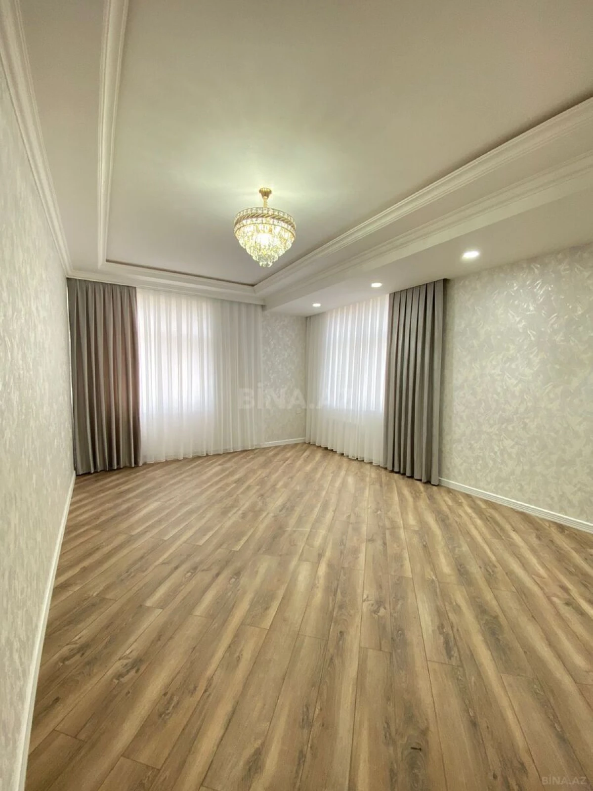 Satılır 3 otaqlı mənzil 160 m²
