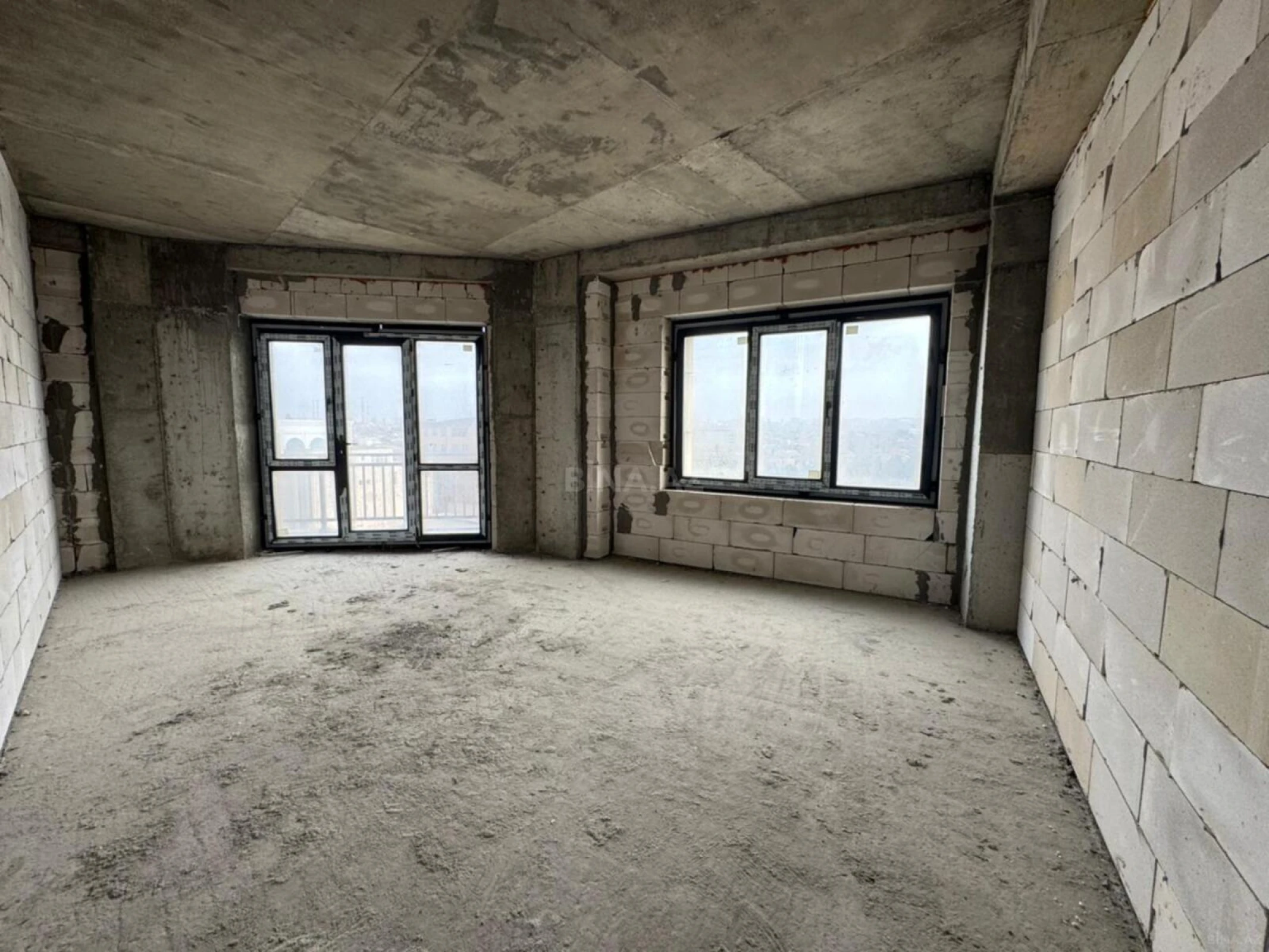 Satılır 2 otaqlı mənzil 98 m²