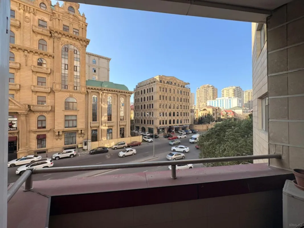 Satılır 4 otaqlı mənzil 170 m²