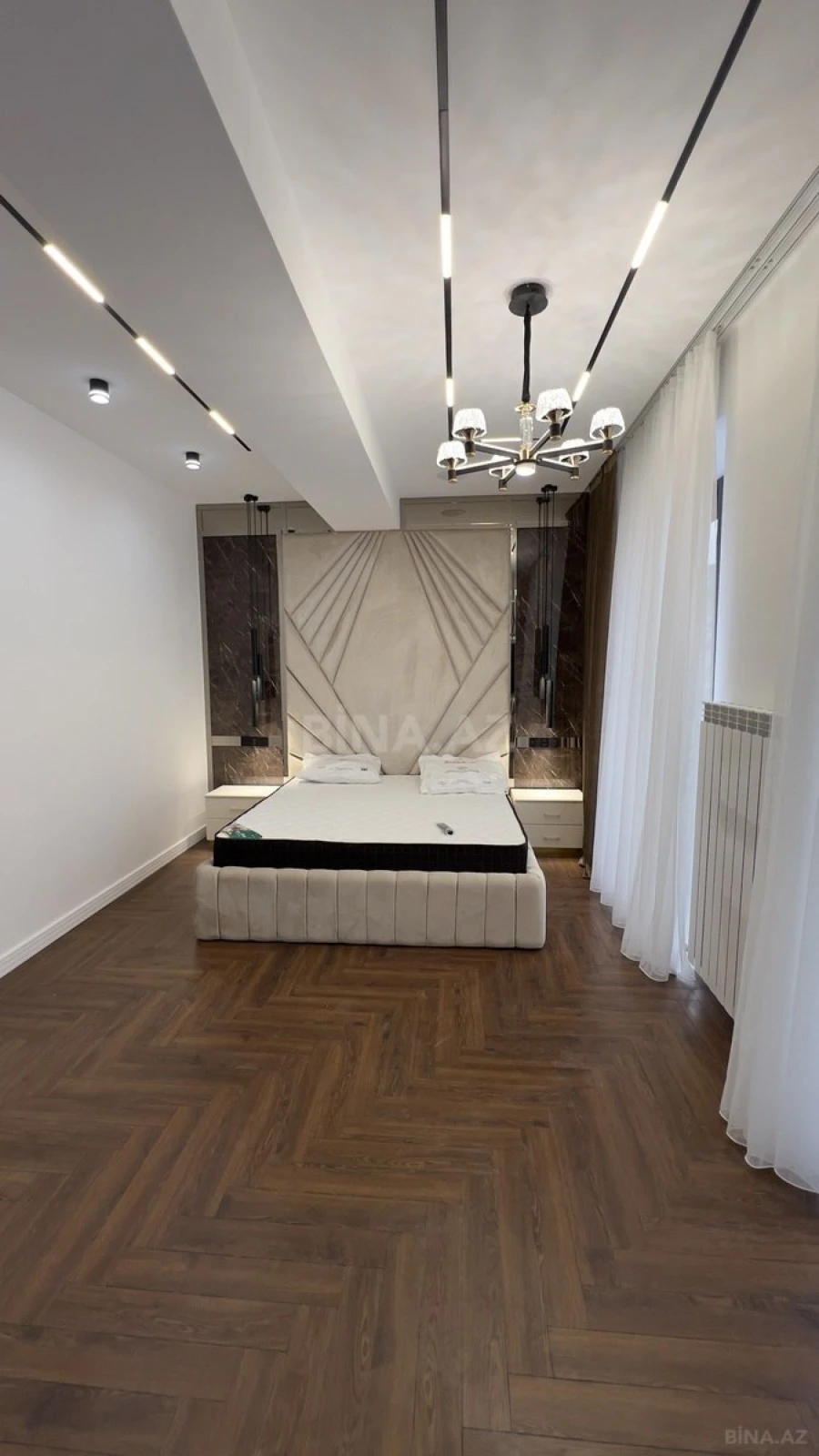 Satılır 4 otaqlı mənzil 230 m²