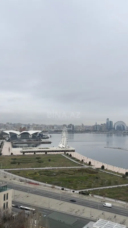 Satılır 4 otaqlı mənzil 230 m²