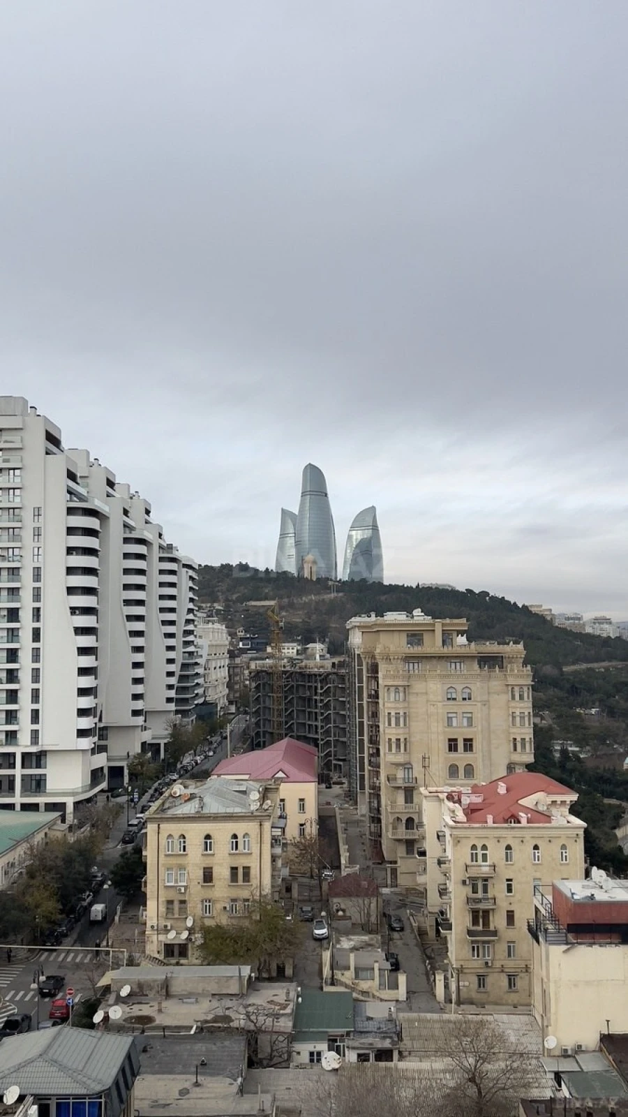 Satılır 4 otaqlı mənzil 230 m²