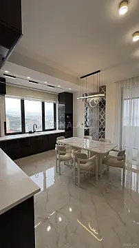 Satılır 4 otaqlı mənzil 230 m²