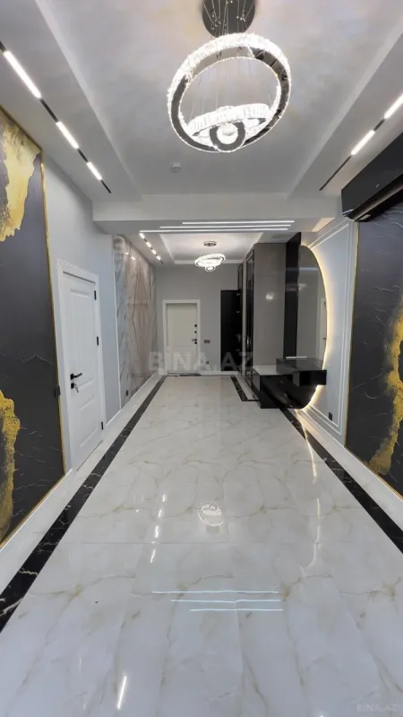 Satılır 4 otaqlı mənzil 230 m²