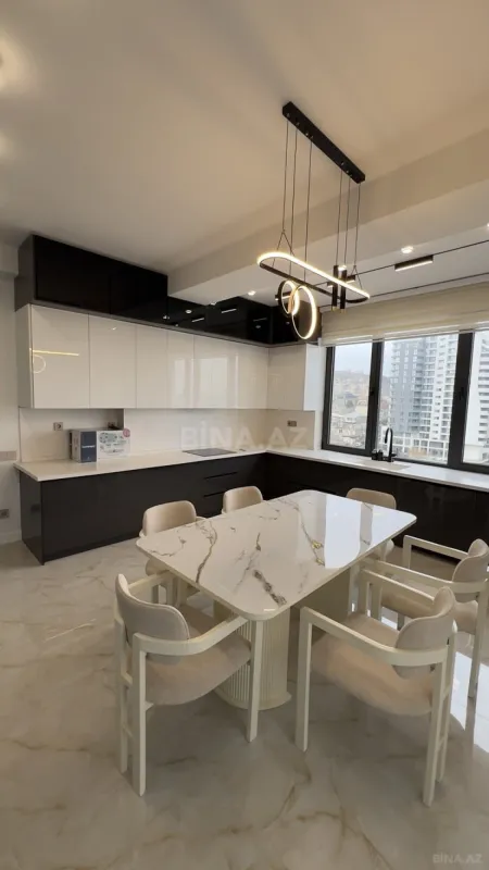 Satılır 4 otaqlı mənzil 230 m²