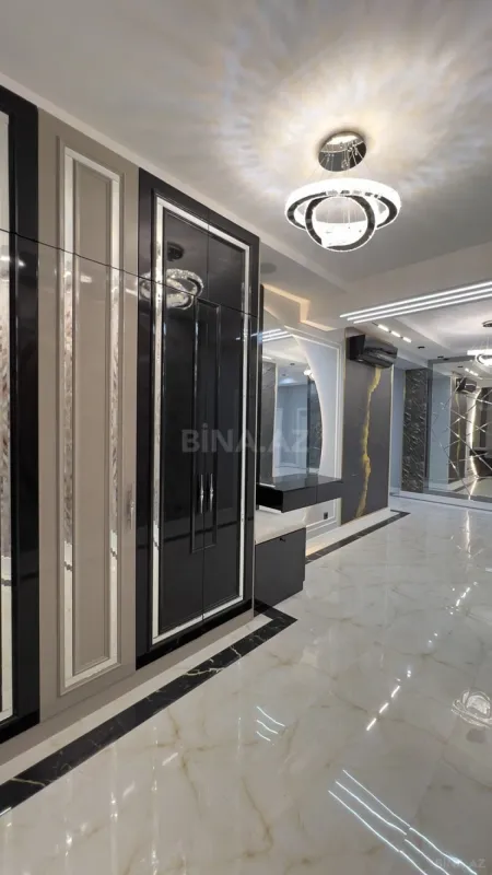 Satılır 4 otaqlı mənzil 230 m²