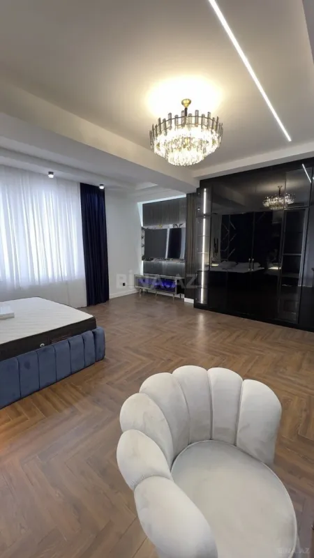 Satılır 4 otaqlı mənzil 230 m²