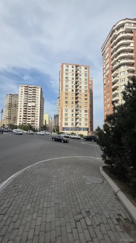 Satılır 4 otaqlı mənzil 181 m²