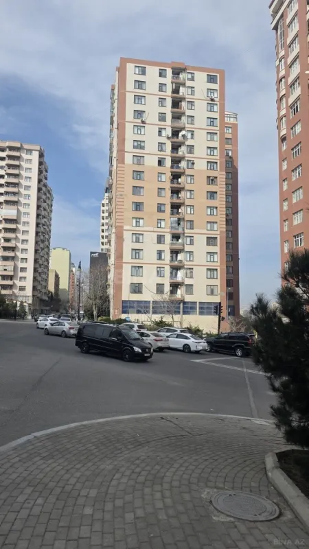 Satılır 4 otaqlı mənzil 181 m²