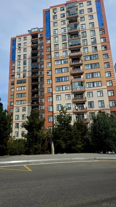Satılır 4 otaqlı mənzil 181 m²